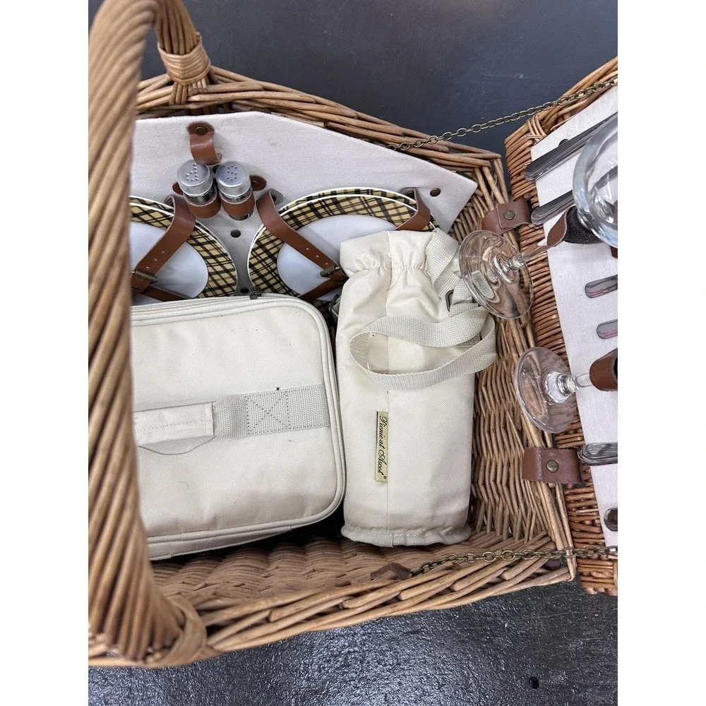 Picnic At Ascot Huntsman English-Style Willow Picnic Basket With Service For 4